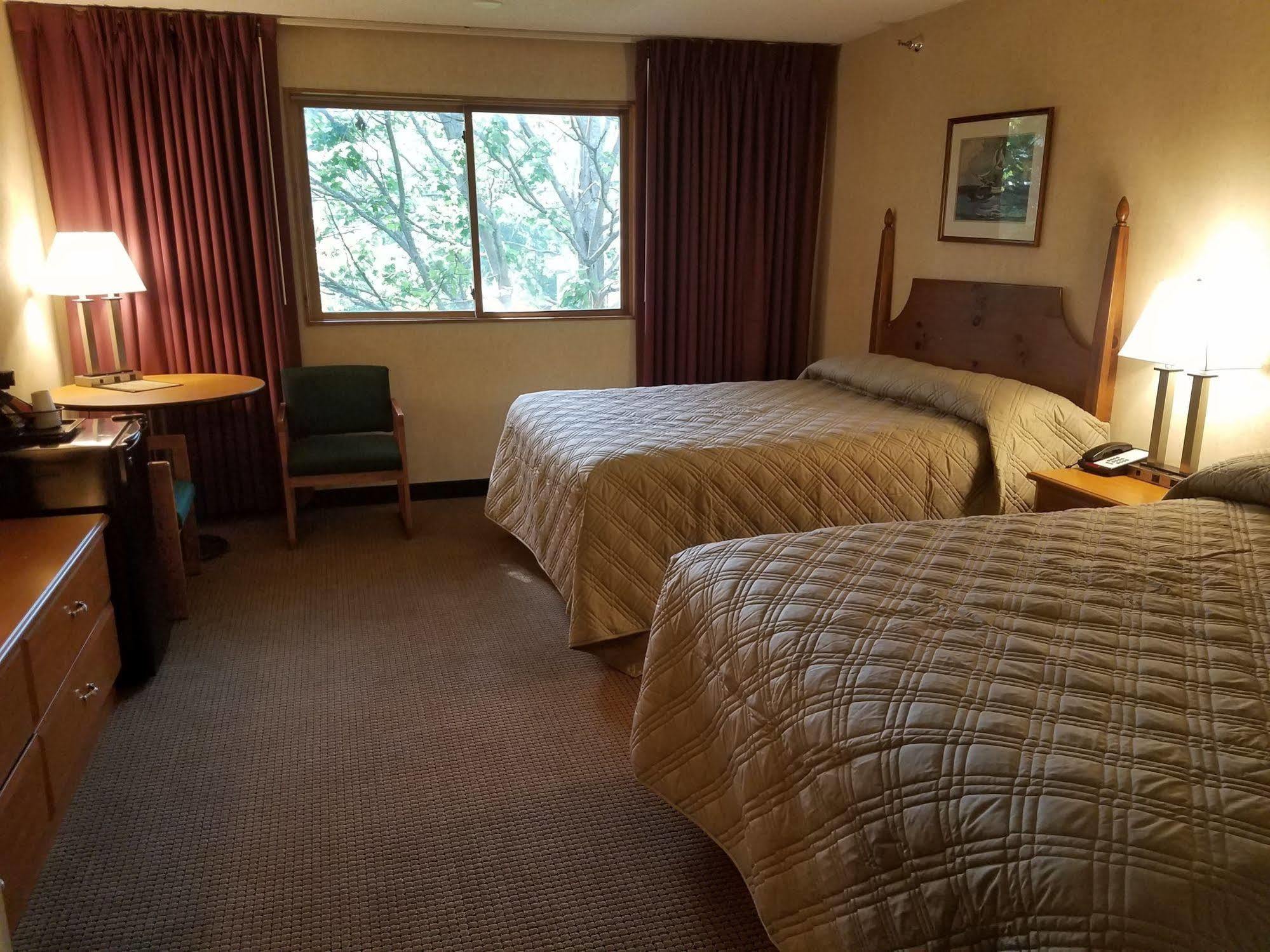 Commodores Hotel